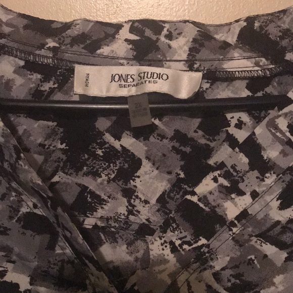 Black and white..silky feel..too long sleeve..runs a little small for a 2X.. - Picture 2 of 2